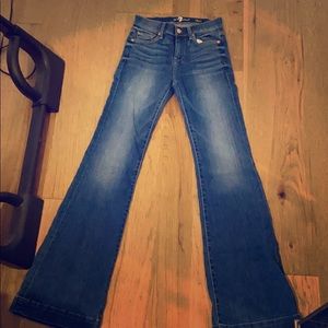 Low-rise flare jean